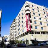 Di fronte invece si affaccia la sede del �quattro stelle� Palace Hotel, uno dei pi� datati alberghi di Bari, eretto nel 1956 dall�architetto Dino Pezzuto